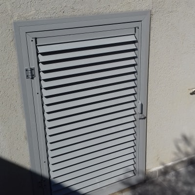 תריס אלומיניום אפור על קיר חיצוני