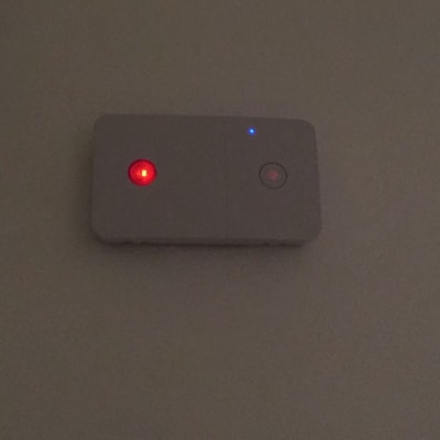 מתג חשמלי עם נוריות אדומות וכחולות