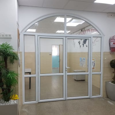 דלת אלומיניום עם מסגרת לבנה בחלל פנימי