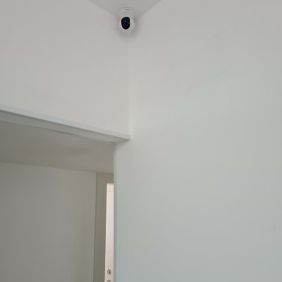 מצלמת אבטחה מותקנת בפינת תקרה בחדר