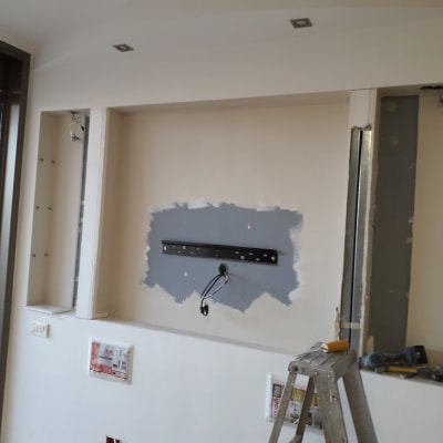 קיר גבס עם חור ותושבת לטלוויזיה