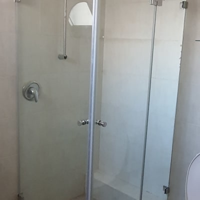 מקלחון זכוכית עם דלתות, ראש מקלחת וברז