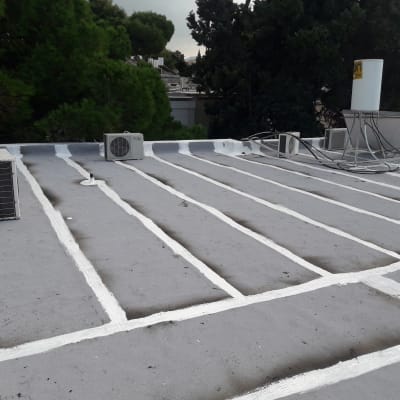 קווים לבנים על גג לאיטום מפני מים