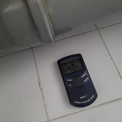 מד לחות דיגיטלי על רצפה לבנה