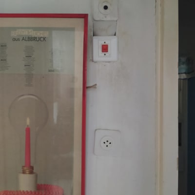 שקע חשמל ומתג על קיר לבן