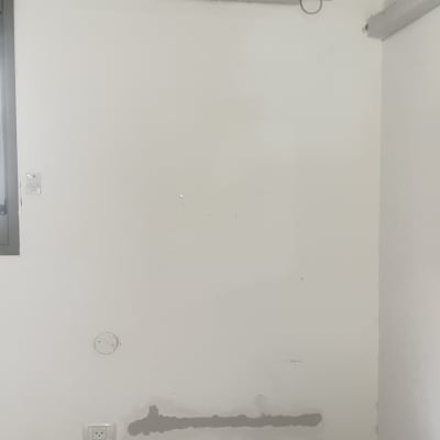 מזגן מותקן על קיר עם חוטי חשמל גלויים