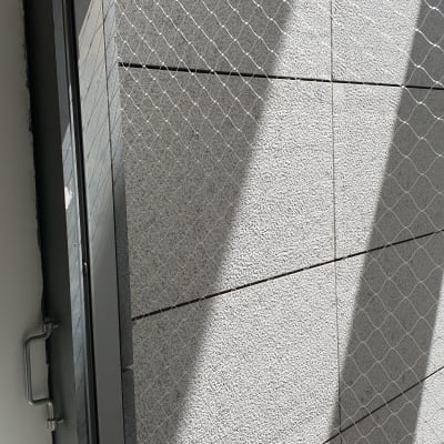 רשת מתכת מותקנת על חלון למניעת כניסת יונים