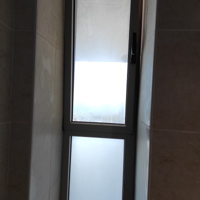 חלון מלוכלך עם כתמי אבק ולכלוך