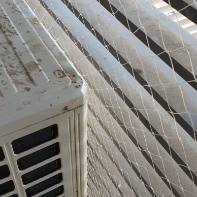 רשת למניעת כניסת יונים ליד מזגן חיצוני