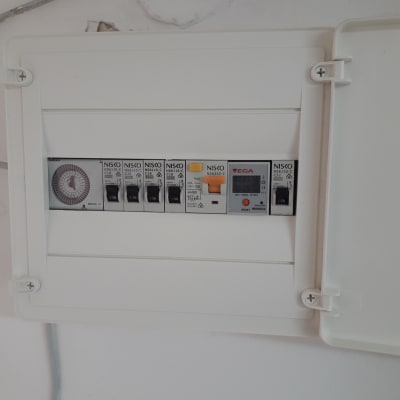 לוח חשמל עם מפסקים ומונה דיגיטלי