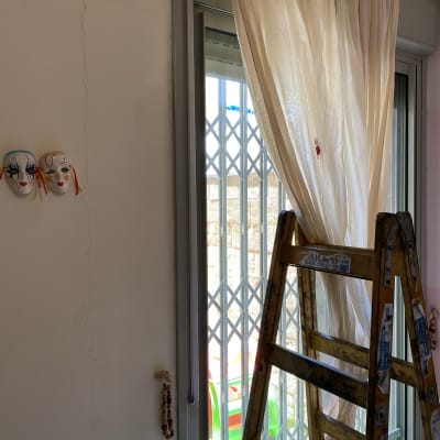 חלון עם תריסים סגורים ומסגרת מתכתית