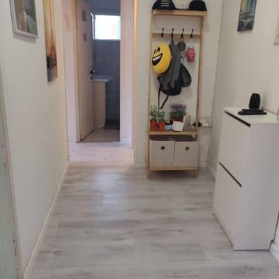 רצפת פרקט עץ בהירה במסדרון ביתי