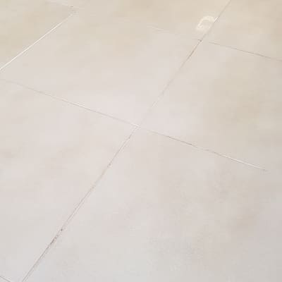 רצפה נקייה עם אריחים מבריקים לאחר ניקוי