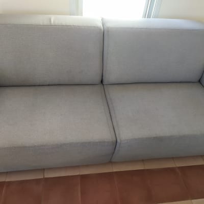 ספה אפורה עם כתמים קלים על המושב