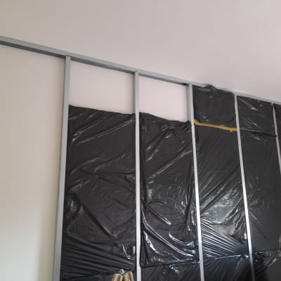 קיר גבס עם מסגרת מתכת וכיסוי ניילון שחור