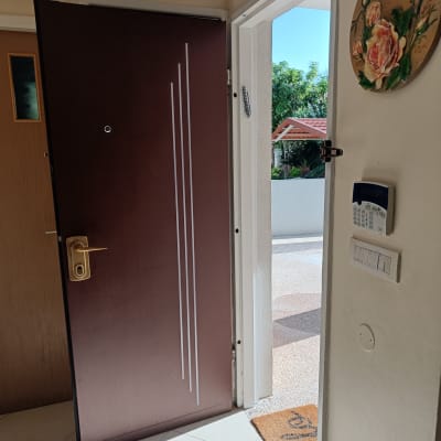 דלת חומה פתוחה עם ידית זהב ועיטורים לבנים