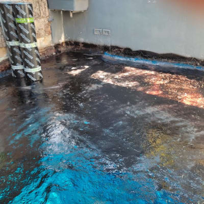 רצפה אטומה עם חומר איטום כחול ושחור