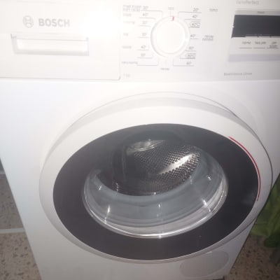 מכונת כביסה בוש עם כפתורי שליטה ותוף פנימי