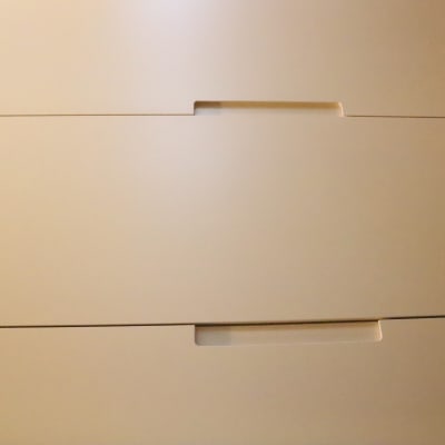 חזית מגירה עם ידיות שקועות