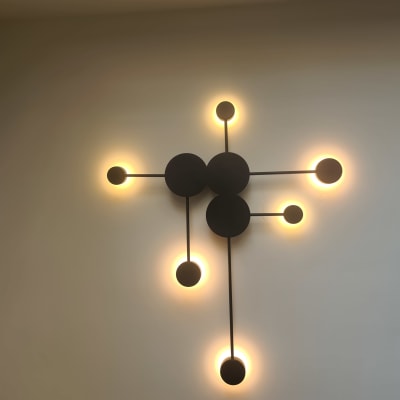 מנורת קיר מודרנית עם שישה גופי תאורה עגולים