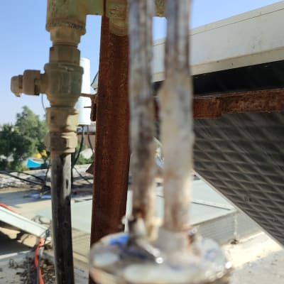 צינורות חלודים ומחברים של דוד שמש