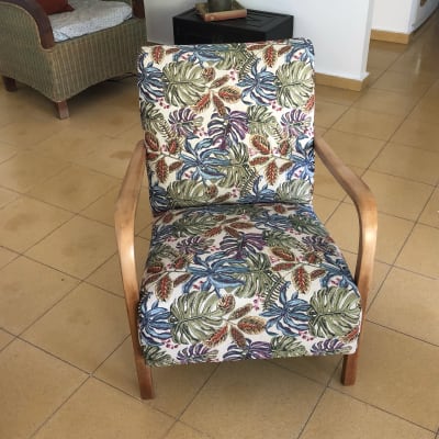 כיסא מרופד בבד פרחוני צבעוני