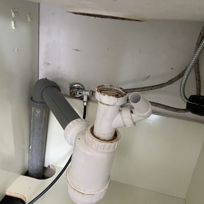 צנרת פלסטיק מתחת לכיור עם חיבורים