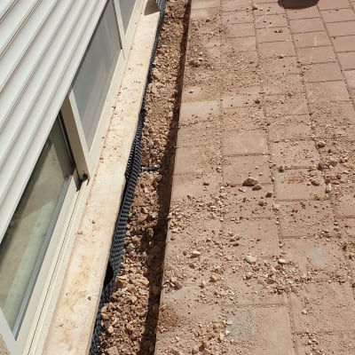 חפירה ליד קיר עם יריעת איטום שחורה