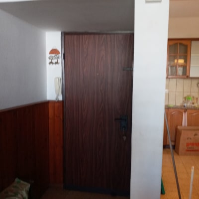 דלת עץ עם ידית ומנעול, קיר לבן