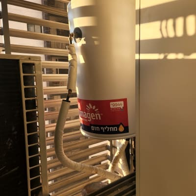 דוד שמש עם צינורות מחוברים ומדבקה על המיכל