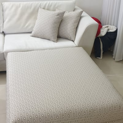 הדום מרופד בדוגמת יהלומים ליד ספה עם כריות תואמות