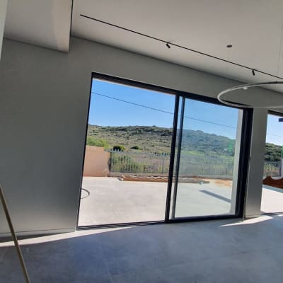 מקל מטאטא נשען על הקיר בחדר מואר