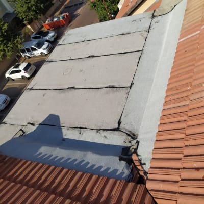 גג עם יריעות איטום שחורות ואפורות