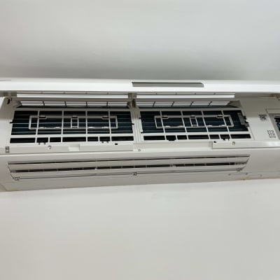 מזגן קיר פתוח עם מסננים חשופים