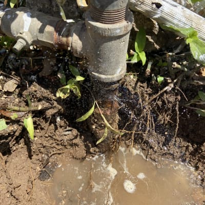 דליפת מים מצינור מתכת בגינה