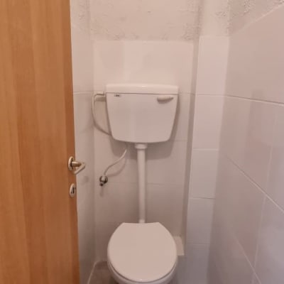 שירותים עם קירות מחודשים ורצפה חדשה