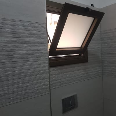 חלון אלומיניום פתוח בחדר אמבטיה