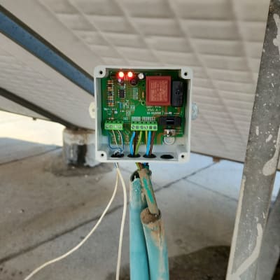 תיבת חיבורים עם לוח מעגלים וחוטים חשמליים