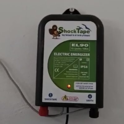 מכשיר ShockTape על קיר עם חיבורים חשמליים