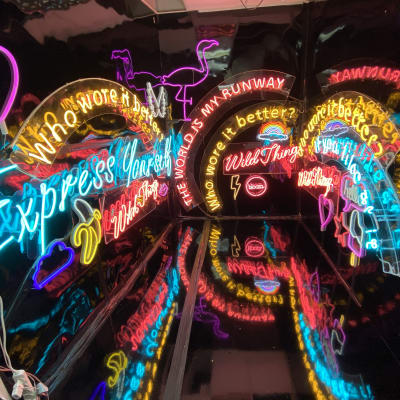 שלטי ניאון צבעוניים עם חוטי חשמל גלויים