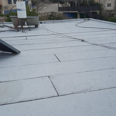 גג אטום ביריעות ביטומניות עם חיבורים גלויים