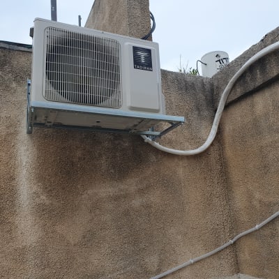 יחידת מיזוג אוויר מותקנת על קיר חיצוני