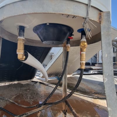 חיבורים וצינורות מתחת לדוד שמש על גג