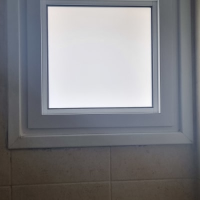 חלון קטן עם תריסים סגורים