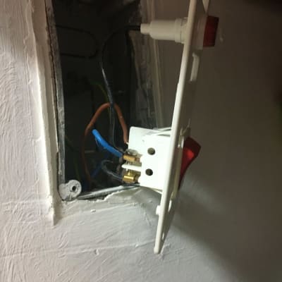 שקע חשמלי פתוח עם חוטים חשופים