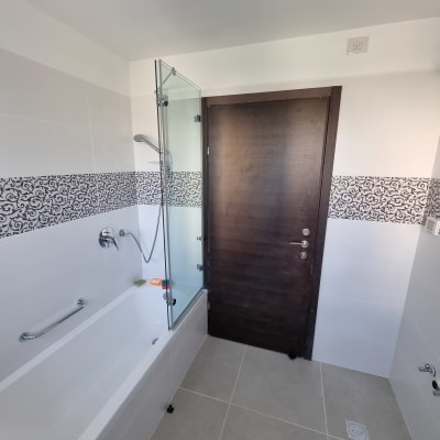 אמבטיה עם דלת זכוכית ומקלחת יד