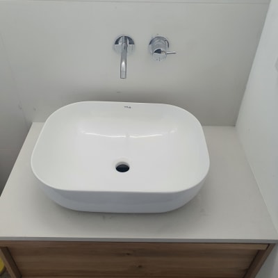 כיור על משטח שיש לבן בחדר אמבטיה