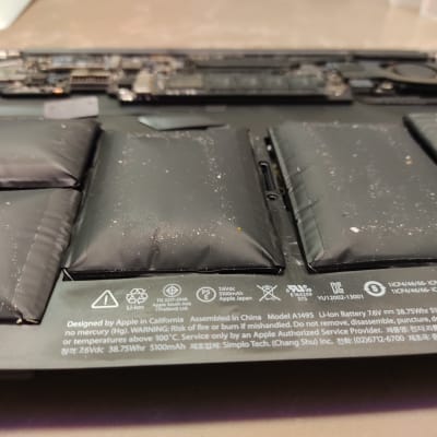 סוללת ליתיום-יון נפוחה במחשב נייד