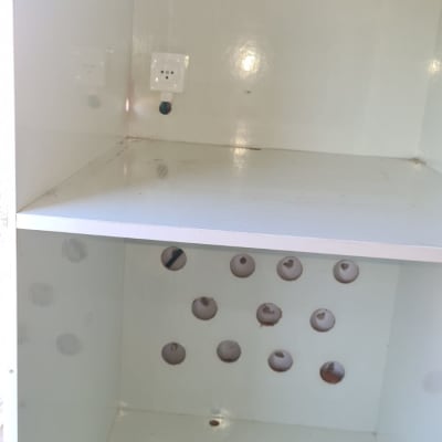 שקע חשמל ולוח עם חורים בארון