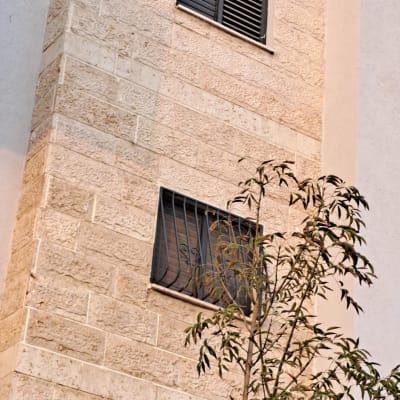 חלון עם סורגים על קיר אבן